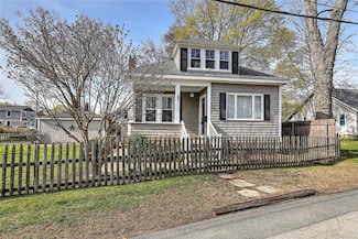 4 Wamsetta Ave, Riverside, RI 02915