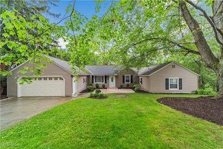 3965 Ellendale Rd, Chagrin Falls, OH 44022