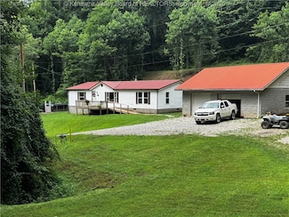 39 Fox Chase Rd, Alum Creek, WV 25003