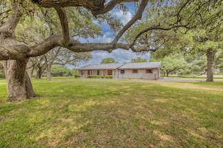 1002 Royal Oaks 1, Yorktown, TX 78164