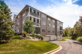 211 Oconomowoc Pkwy Unit 206, Oconomowoc, WI 53066