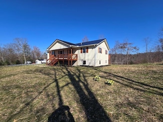 650 Sweeneysburg Rd, Piney View, WV 25880