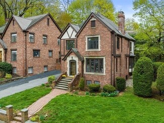 95 Woodchester Dr, Chestnut Hill, MA 02467