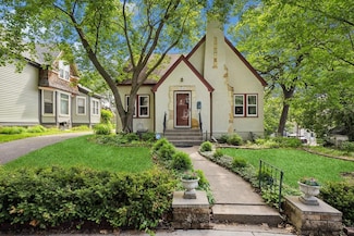 1084 Bradley St, Saint Paul, MN 55130