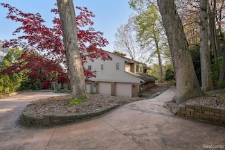 2996 Loon Lake Shores Rd, Waterford, MI 48329