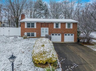 29 Farmcrest Dr, Cecil-Bishop, PA 15321