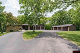 23 23 Holiday Ct, North Mankato, MN 56063