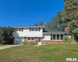 2823 W Greenbrier Ln, Peoria, IL 61614