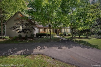 1388 Pine Grove Ln, Milford, MI 48381