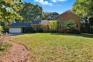 18 Greenlawn Rd, Huntington, NY 11743