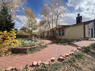 10 Velarde Rd, Ranchos de Taos, NM 87557