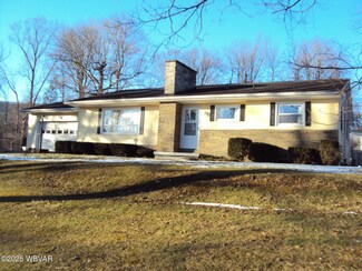 30 Spinner Ln, Mill Hall, PA 17751