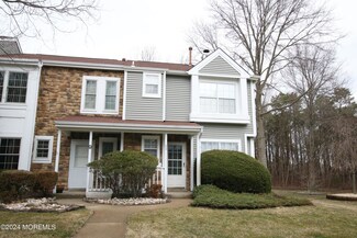 11 Horseshoe Ct, Tinton Falls, NJ 07753