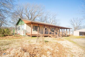 906 S Fawn St, Caney, KS 67333