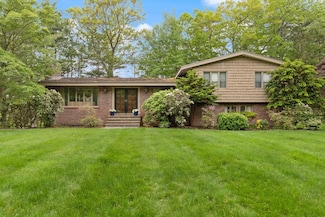 27 Juniper St, Wenham, MA 01984
