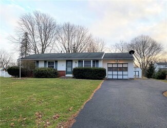 11 Sandstone Dr, Spencerport, NY 14559