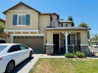 692 Blueberry Ln, Madera, CA 93638