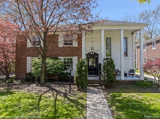 743 Harcourt Rd, Grosse Pointe Park, MI 48230