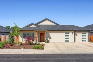 71 Woodlands Dr, Eagle Point, OR 97524