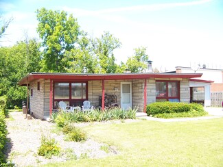 107 S Park Ave, Harvard, IL 60033