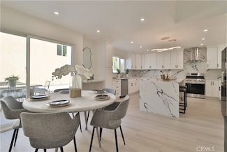 22131 Victory Blvd, Woodland Hills, CA 91303