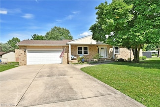 305 Old Oak Dr, Cortland, OH 44410