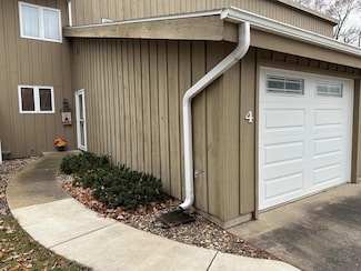 205 Ohio St Unit 4, Decorah, IA 52101