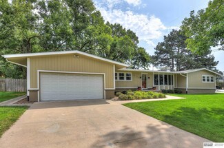 939 S 89th St, Omaha, NE 68114