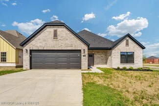 381 S Benchmark Ln, Fayetteville, AR 72704