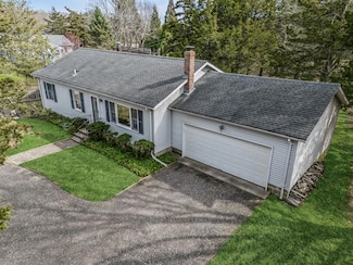 6980 N Bayview Rd, Southold, NY 11971