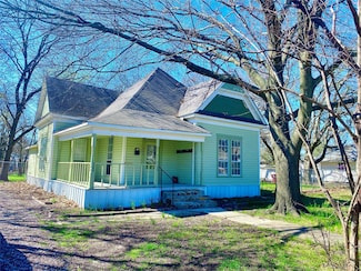 909 W 10th St, Bonham, TX 75418