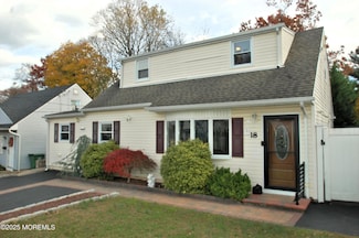 18 Pinetree Dr, Parlin, NJ 08859