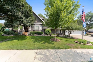 724 NE 6th St, Madison, SD 57042