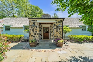 625 E Juniper Ln, Mequon, WI 53092