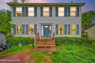 211 Davenport St, Dallas, PA 18612