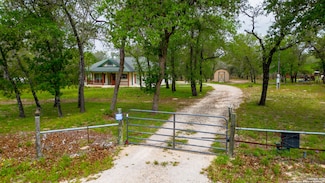 163 Montesito Ln, Floresville, TX 78114