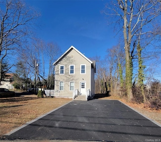 19 Railroad St Unit 2nd Floor, Greenlawn, NY 11740