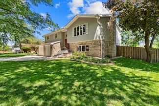 2513 Hickory Dr, Dyer, IN 46311