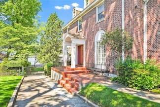 95 Malba Dr Unit 1, Whitestone, NY 11357