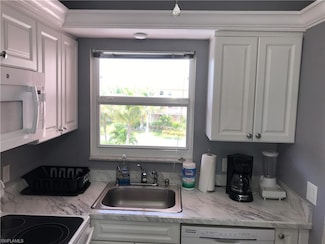 225 Turtle Lake Ct Unit 301, Naples, FL 34105