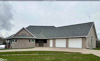 811 N Main St, Chariton, IA 50049