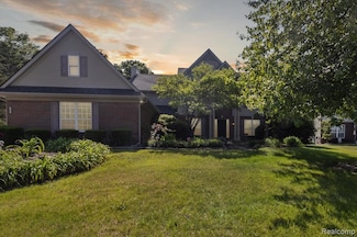 785 Akehurst Ln, White Lake, MI 48386
