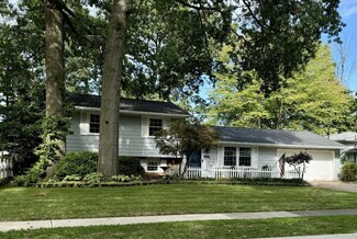 5012 Hollyview Dr, Vermilion, OH 44089