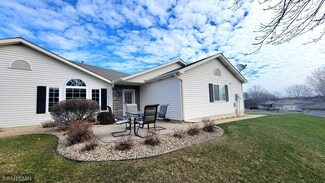 925 Carriage Ln, Chaska, MN 55318