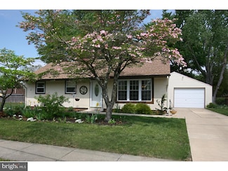 5 Holly Dr, West Berlin, NJ 08091