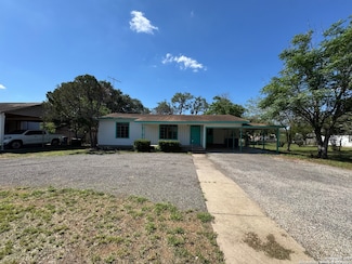 907 W Goodwin St, Pleasanton, TX 78064
