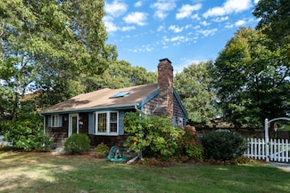 28 Barling Ave, Vineyard Haven, MA 02568