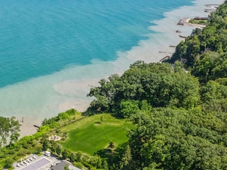 700 Forest Cove Rd, Lake Bluff, IL 60044