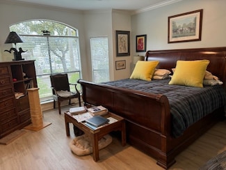 517 Mariners Dr, Kemah, TX 77565