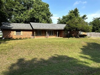 2328 S 13th St, Chickasha, OK 73018